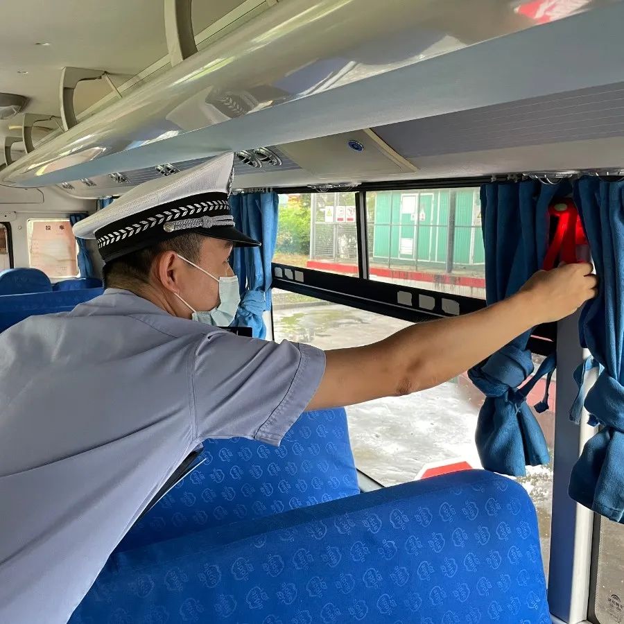 佛山交警為校車“體檢”迎開學(xué)！