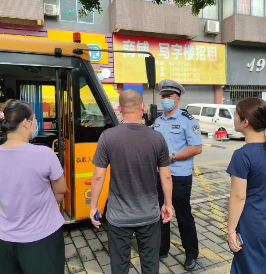 佛山交警為校車“體檢”迎開學(xué)！