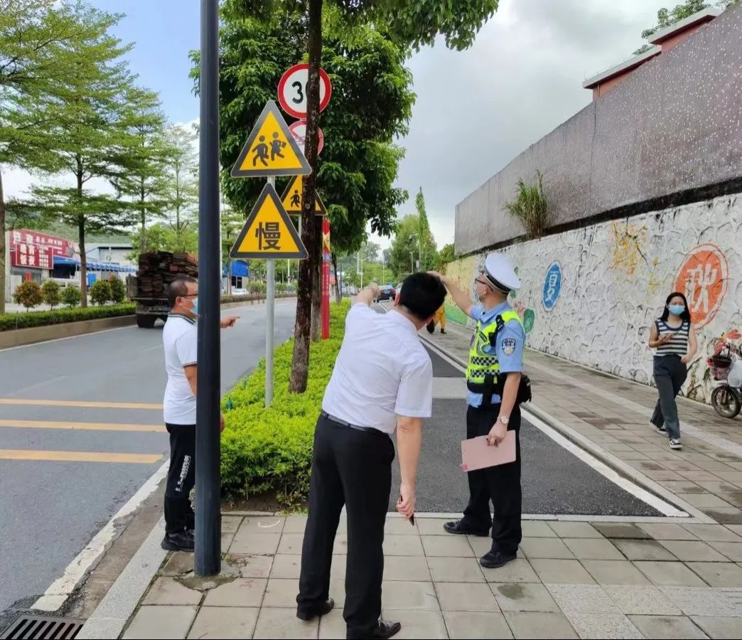 佛山交警為校車“體檢”迎開學(xué)！