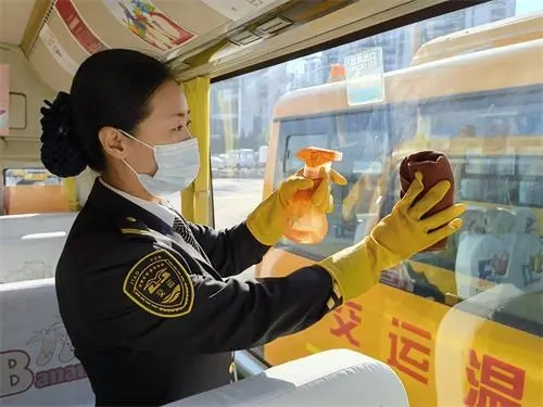 全力保障學(xué)生乘車安全！青島溫馨校車公司多舉措應(yīng)對(duì)寒潮天氣