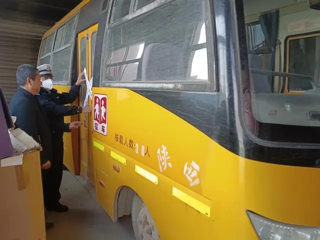 渭南大荔交警做好寒假校車(chē)封存工作