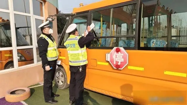富平交警：“三個(gè)加強(qiáng)”落細(xì)落實(shí)校車“全過程”安全管理