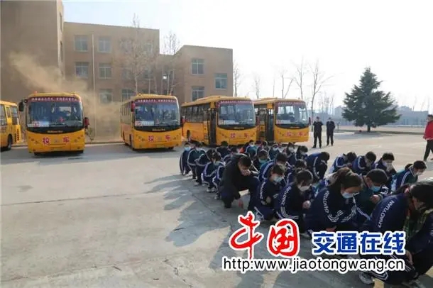 山東招遠市多部門聯動開展校車安全應急演練