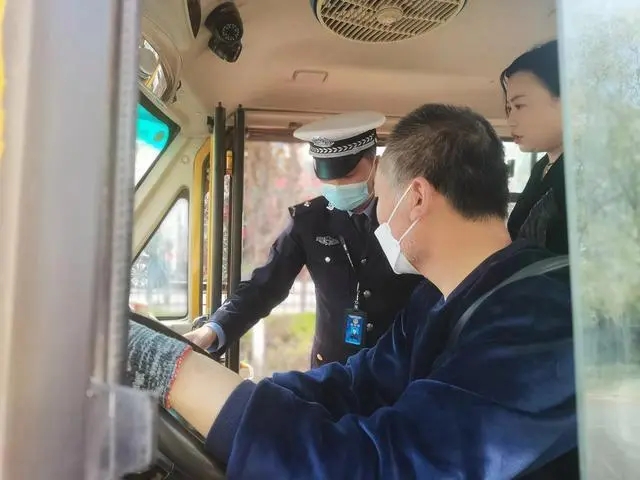 白水公安交警持續(xù)加強(qiáng)春季校車交通安全管理工作