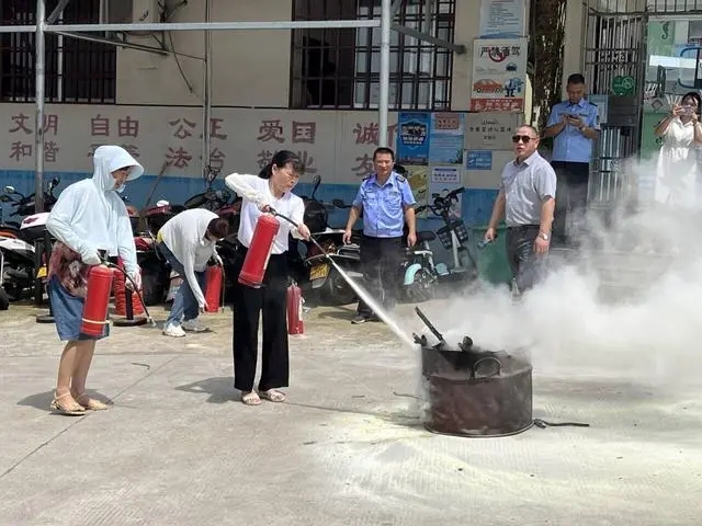 韶山市開展校車、幼兒園火災(zāi)應(yīng)急救援演練