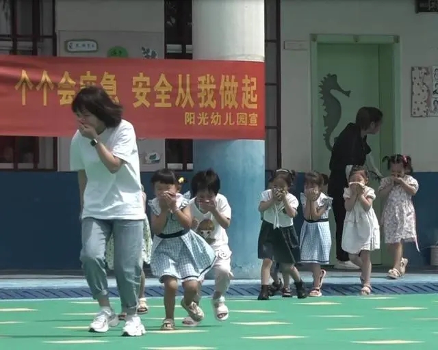韶山市開展校車、幼兒園火災(zāi)應(yīng)急救援演練