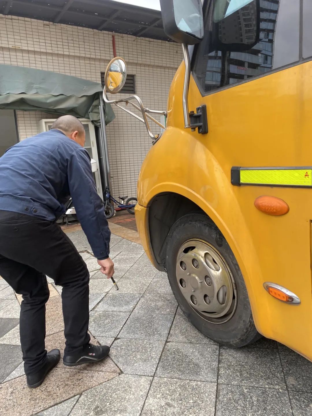 安全乘車，平安“童”行--祁陽市伯爵幼兒園校車安全應(yīng)急演練