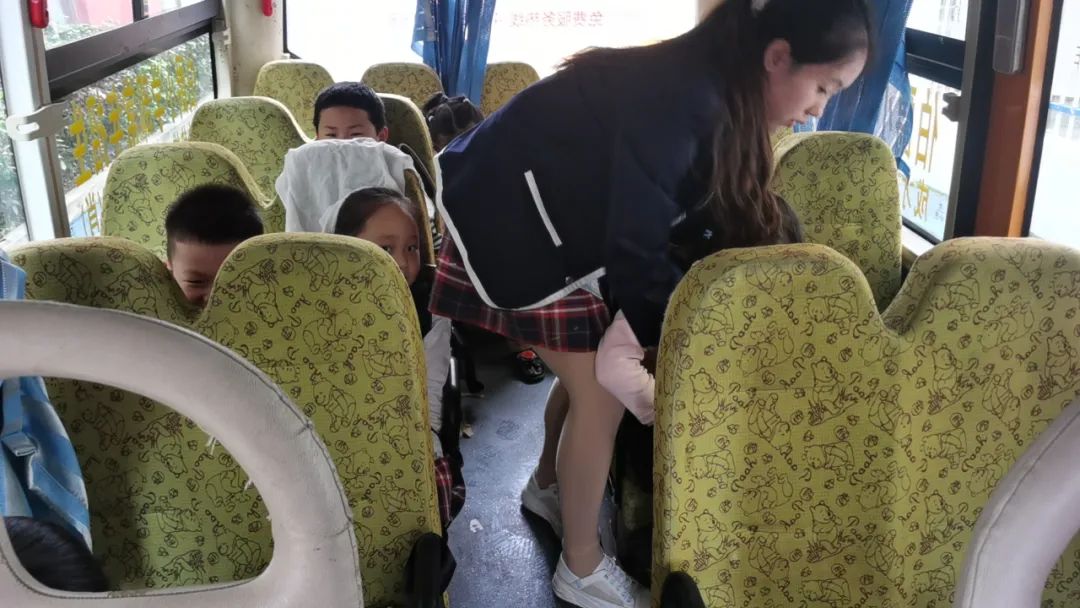 安全乘車，平安“童”行--祁陽市伯爵幼兒園校車安全應(yīng)急演練