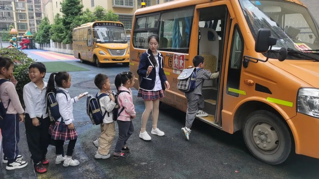 安全乘車，平安“童”行--祁陽市伯爵幼兒園校車安全應(yīng)急演練