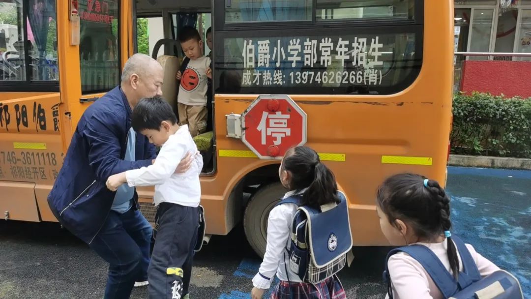 安全乘車，平安“童”行--祁陽市伯爵幼兒園校車安全應(yīng)急演練