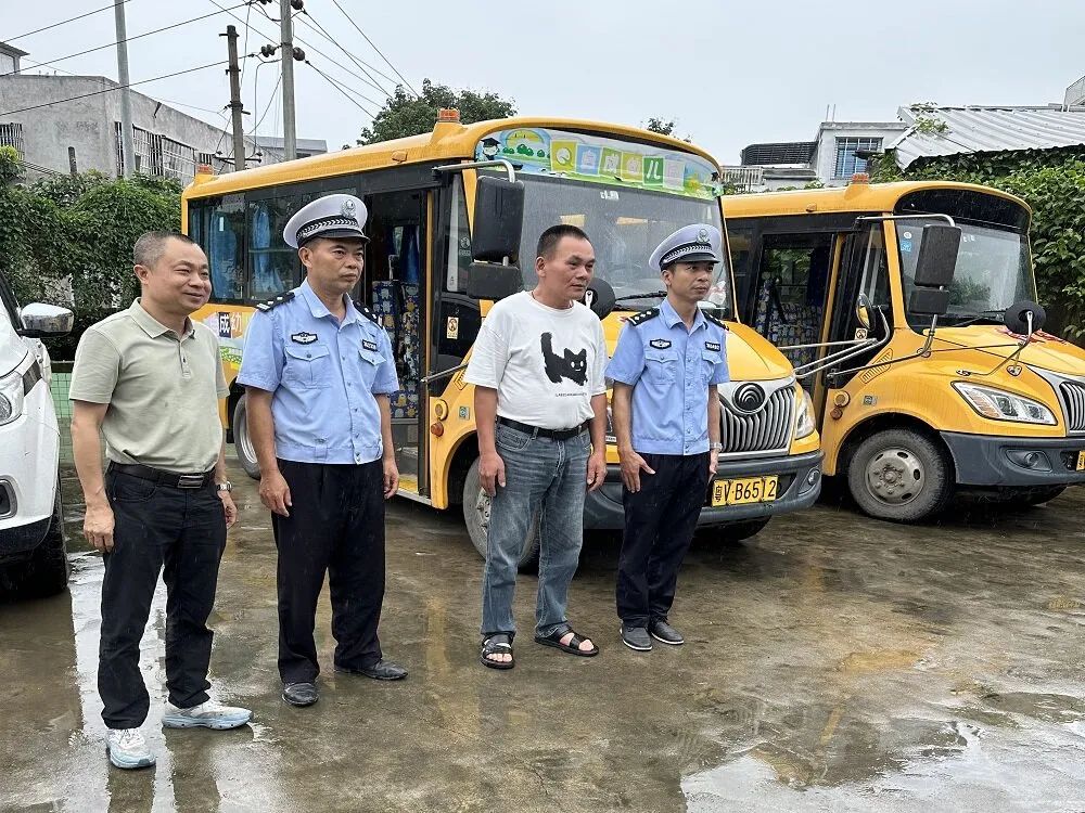 赤崗鎮教育組聯合洪陽交警中隊開展校車專項安全檢查