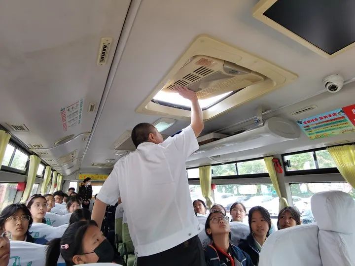 校車演練不松懈，安全意識筑心間——奮進路初級中學開展校車應急疏散演練活動