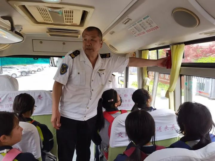 校車演練不松懈，安全意識筑心間——奮進路初級中學開展校車應急疏散演練活動