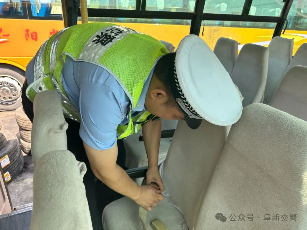 阜新海州交警對(duì)轄區(qū)校車進(jìn)行安全檢查
