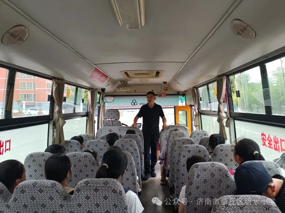 章丘區(qū)明水小學(xué)組織校車事故緊急疏散演練