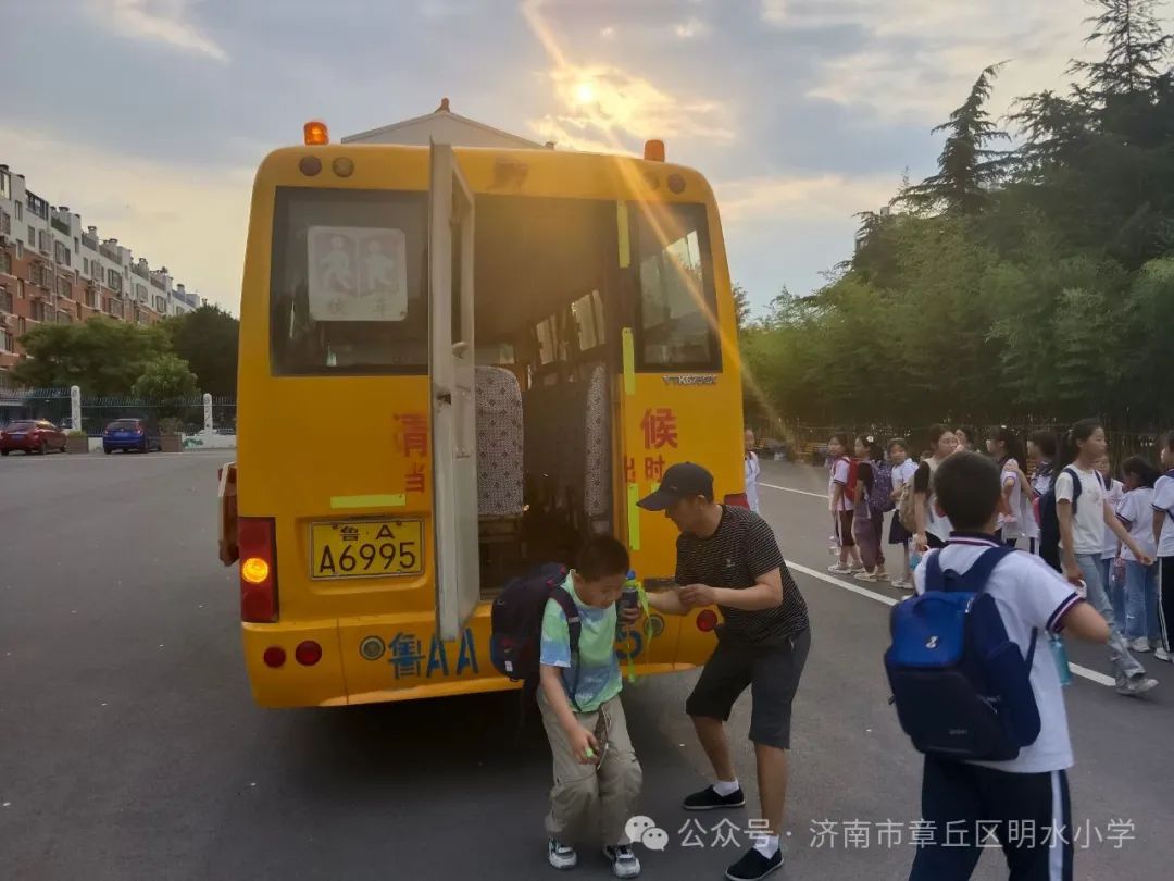 章丘區(qū)明水小學(xué)組織校車事故緊急疏散演練