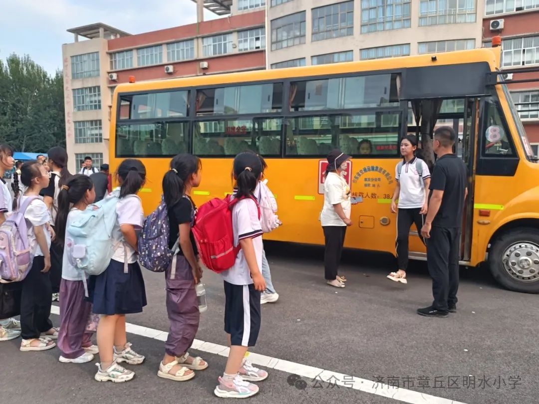 章丘區(qū)明水小學(xué)組織校車事故緊急疏散演練