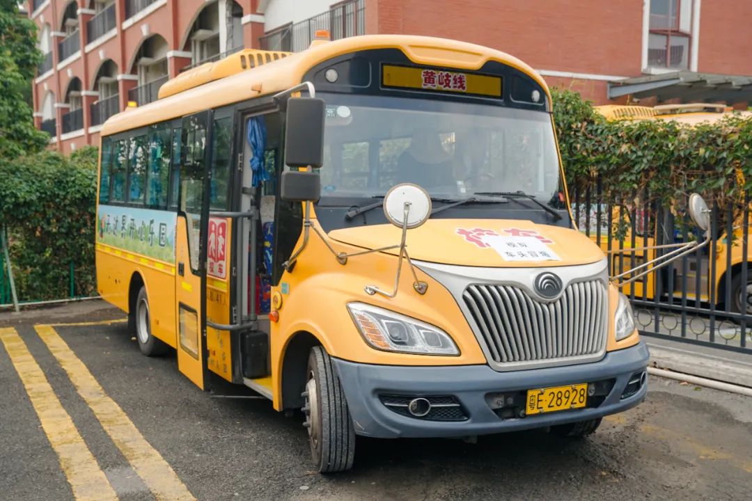 校車安全無小事，應急演練護成長——布魯森實驗幼兒園開展校車安全演練