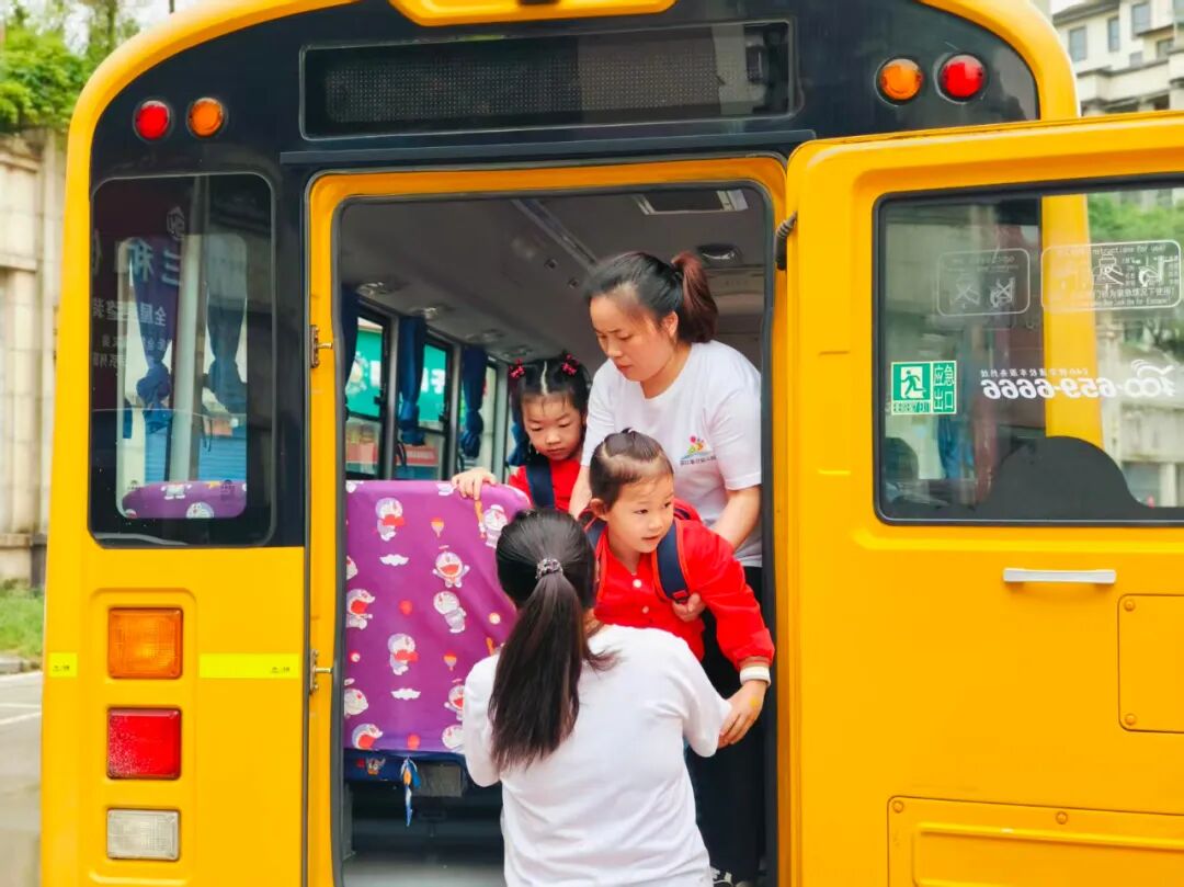 安全乘校車 平安伴我行——濱江泰合幼兒園校車安全應(yīng)急演練 安全乘校車 平安伴我行——濱江泰合幼兒園校車安全應(yīng)急演練