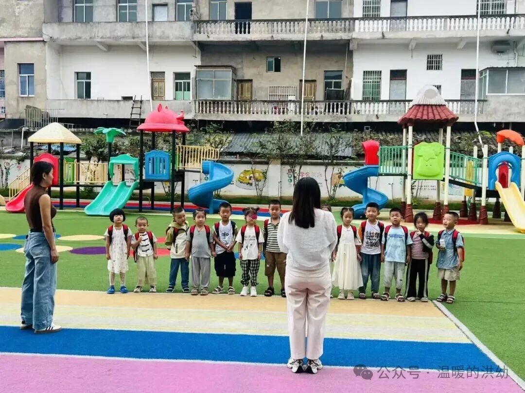 校車安全伴我行,筑牢幼兒出行“生命線”——洪家嘴中心幼兒園開展校車應急演練 校車安全伴我行,筑牢幼兒出行“生命線”——洪家嘴中心幼兒園開展校車應急演練