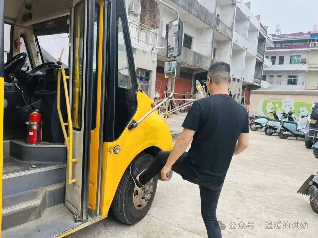 校車安全伴我行,筑牢幼兒出行“生命線”——洪家嘴中心幼兒園開展校車應急演練 校車安全伴我行,筑牢幼兒出行“生命線”——洪家嘴中心幼兒園開展校車應急演練