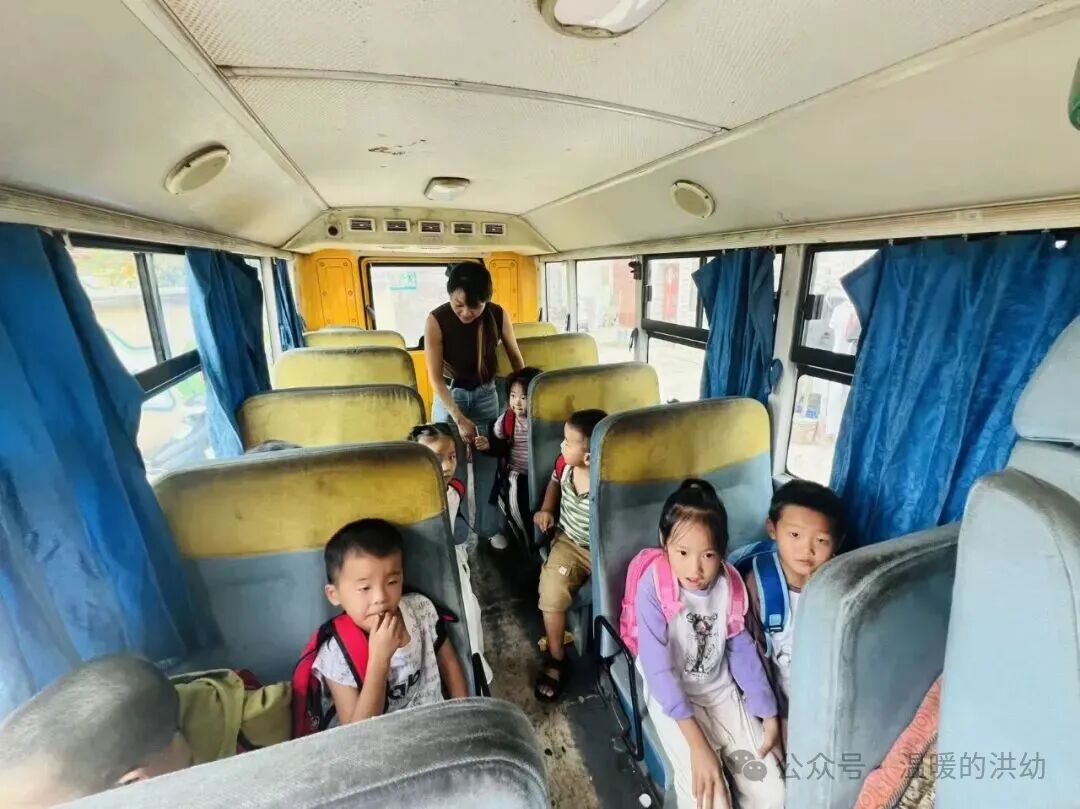 校車安全伴我行,筑牢幼兒出行“生命線”——洪家嘴中心幼兒園開展校車應急演練 校車安全伴我行,筑牢幼兒出行“生命線”——洪家嘴中心幼兒園開展校車應急演練