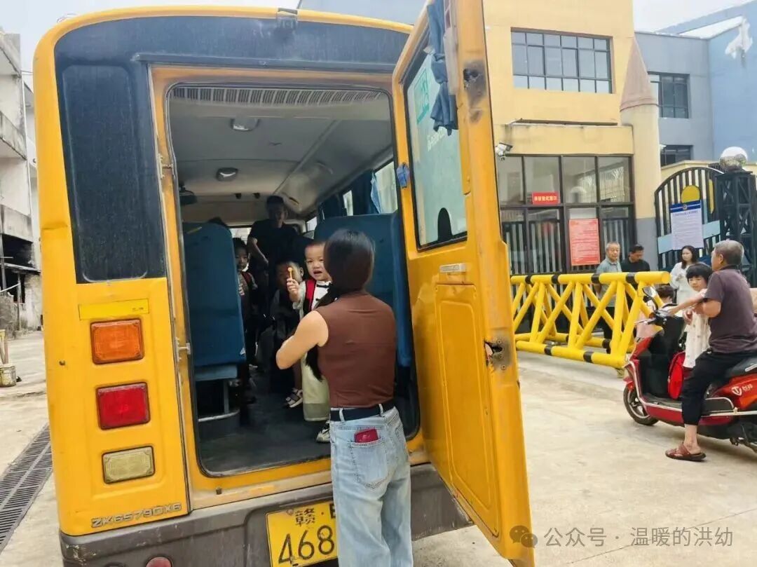 校車安全伴我行,筑牢幼兒出行“生命線”——洪家嘴中心幼兒園開展校車應急演練 校車安全伴我行,筑牢幼兒出行“生命線”——洪家嘴中心幼兒園開展校車應急演練