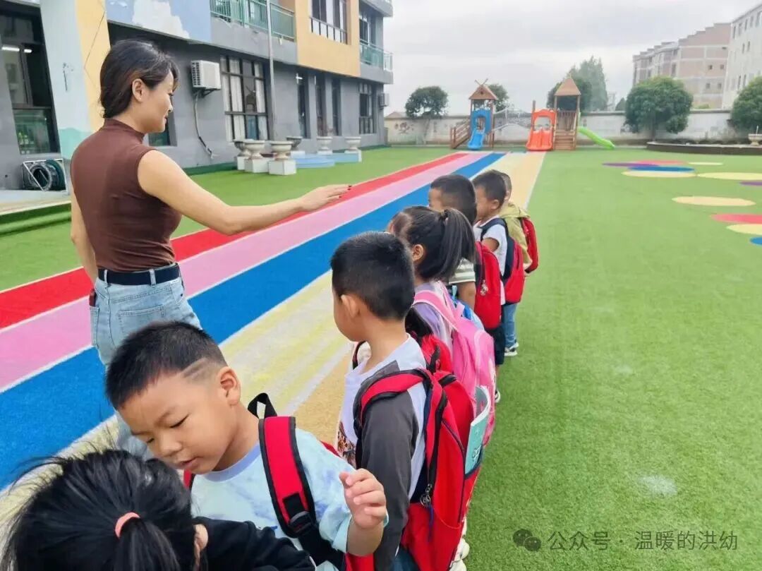校車安全伴我行,筑牢幼兒出行“生命線”——洪家嘴中心幼兒園開展校車應急演練 校車安全伴我行,筑牢幼兒出行“生命線”——洪家嘴中心幼兒園開展校車應急演練