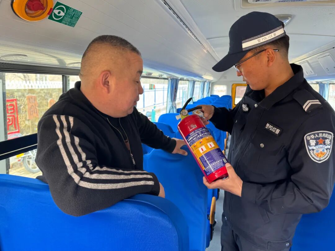 富蘊公安:繪就校車平安底色 踐行公安溫暖守護 富蘊公安:繪就校車平安底色 踐行公安溫暖守護