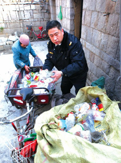 “校車爸爸”結對貧困娃 兼職當“破爛王”幫扶學生家庭
