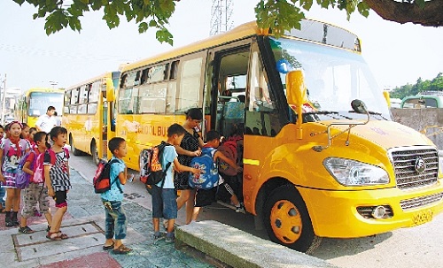 “一號校車”從線上駛?cè)胄@還有多遠
