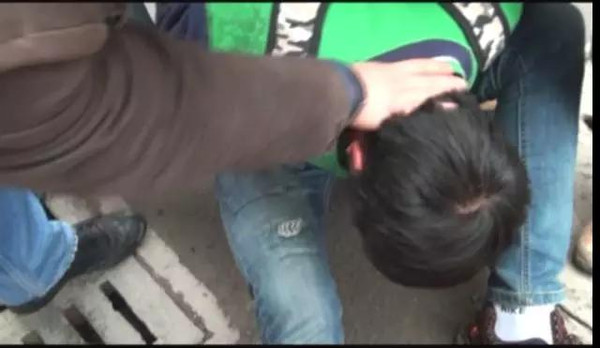 校車點離家近就不送了？8歲童沒出小區(qū)就被綁架