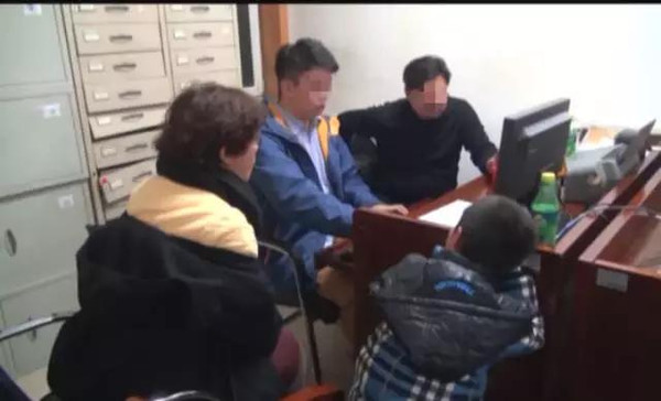 校車點離家近就不送了？8歲童沒出小區(qū)就被綁架