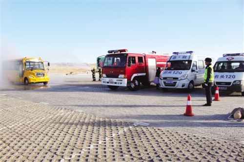 校車起火怎么辦？應急演練教大家逃生辦法