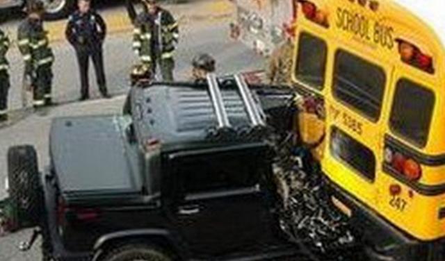 國外校車比坦克還要堅(jiān)固，悍馬見了也不得不趕緊退讓