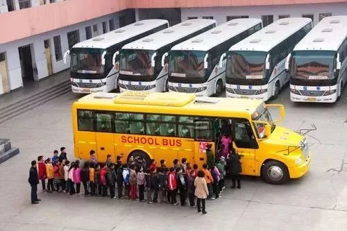 揪心！4歲女童被鎖車內(nèi)，交警砸車施救：孩子口吐白沫