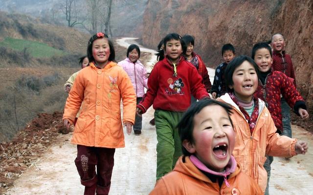 從踏雪溜冰到校車接送，影像記錄農(nóng)村小孩兒40年間的上學路！