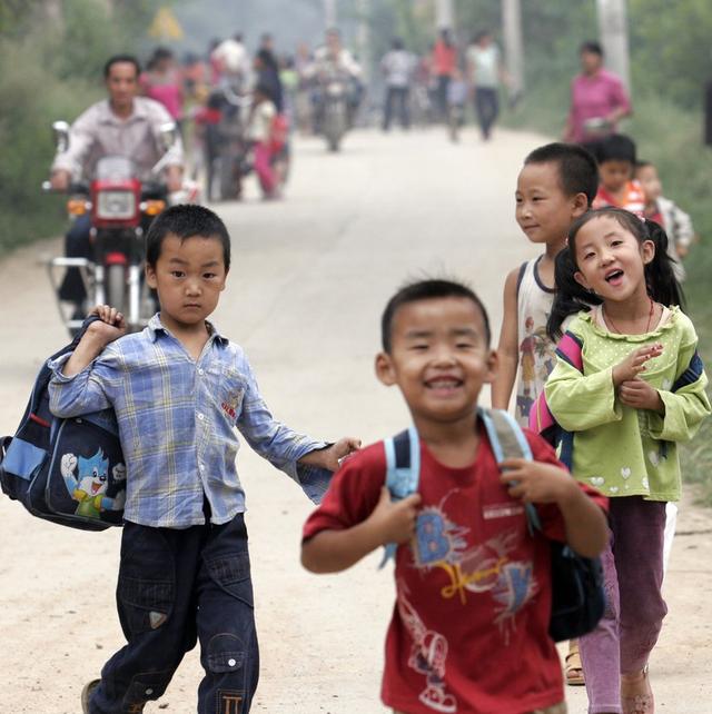 從踏雪溜冰到校車接送，影像記錄農(nóng)村小孩兒40年間的上學路！