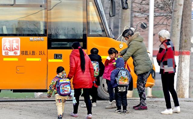 從踏雪溜冰到校車接送，影像記錄農(nóng)村小孩兒40年間的上學路！