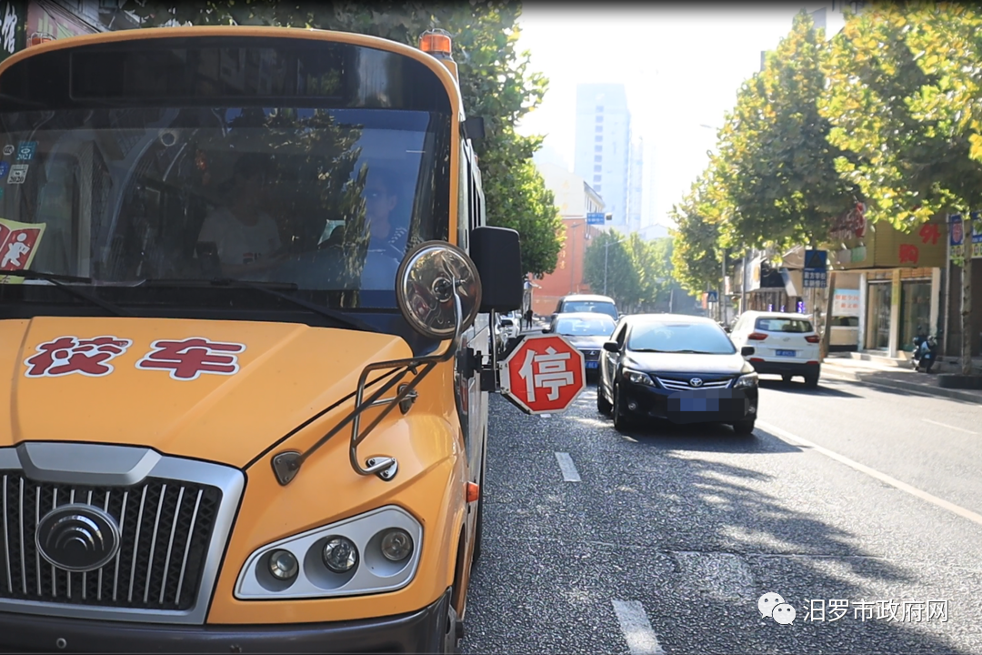 路遇校車(chē)該怎么讓？汨羅交警現(xiàn)場(chǎng)查處，教你省3分