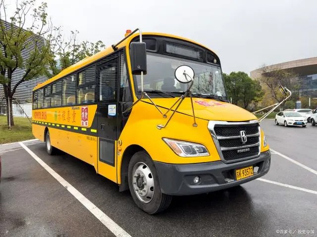 開車避讓校車要遵循兩條道原則，不遵守會罰款扣分，千萬要注意