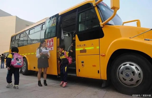 開車避讓校車要遵循兩條道原則，不遵守會罰款扣分，千萬要注意