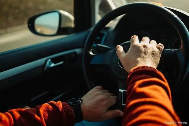 開車避讓校車要遵循兩條道原則，不遵守會罰款扣分，千萬要注意