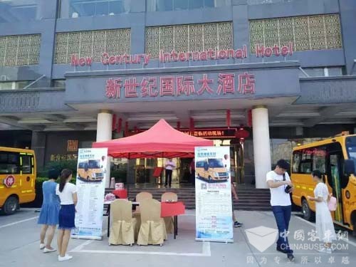 廣西博白縣校車推介活動(dòng)現(xiàn)場(chǎng)火爆