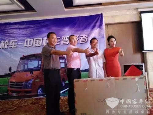 廣西博白縣校車推介活動(dòng)現(xiàn)場(chǎng)火爆