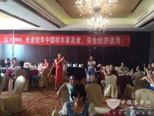 廣西博白縣校車推介活動(dòng)現(xiàn)場(chǎng)火爆