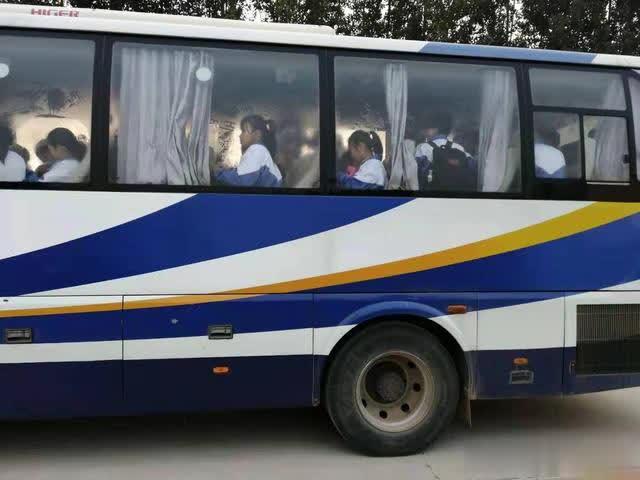 核載39人擠進49人，接舉報聊城臨清交警查獲一輛超員“黑校車”