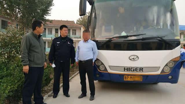 核載39人擠進49人，接舉報聊城臨清交警查獲一輛超員“黑校車”