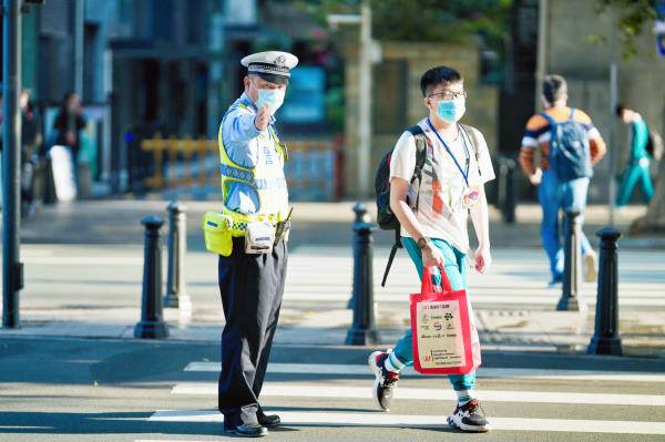 返校首日，廣州交警出動3100余警力全程護航