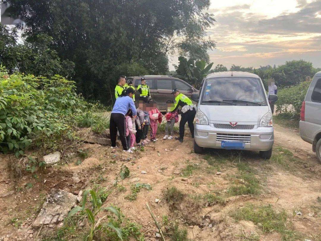 廣西：梧州這輛 “黑校車” 讓人嚇一跳！如此超載，實在危險